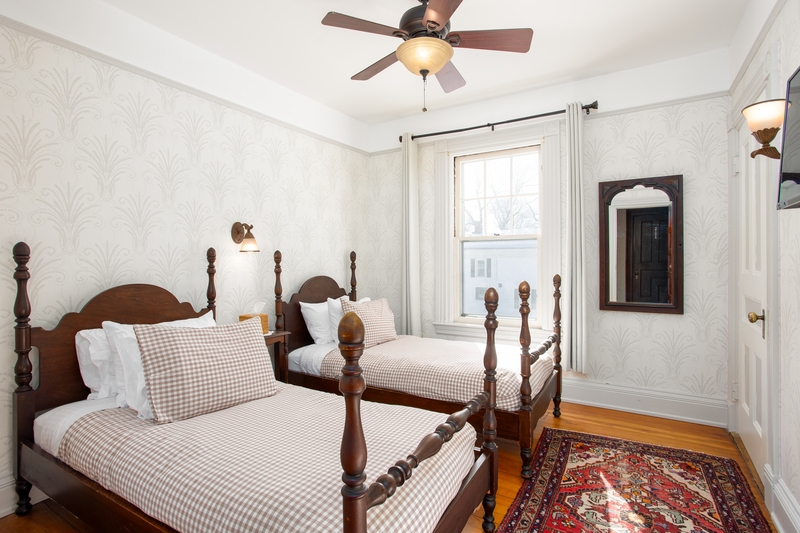 twin bedroom with two twin beds